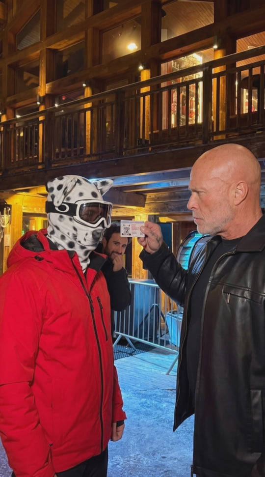 Pistenhund-Maske vor dem Club